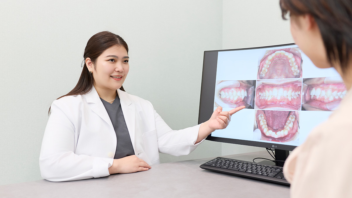 過蓋咬合についてのカウンセリングを行う院内の様子