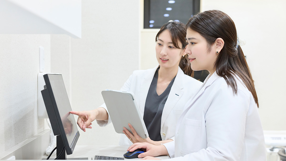 チームで診断結果を確認するスタッフ