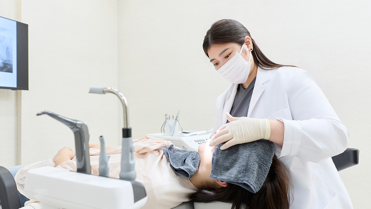 矯正装置を装着して治療を開始する様子