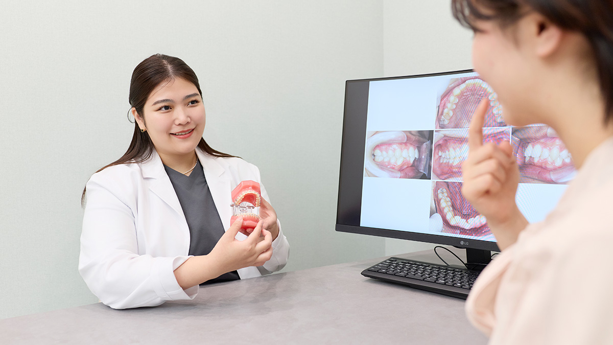 表側矯正のカウンセリングを行う院内の様子