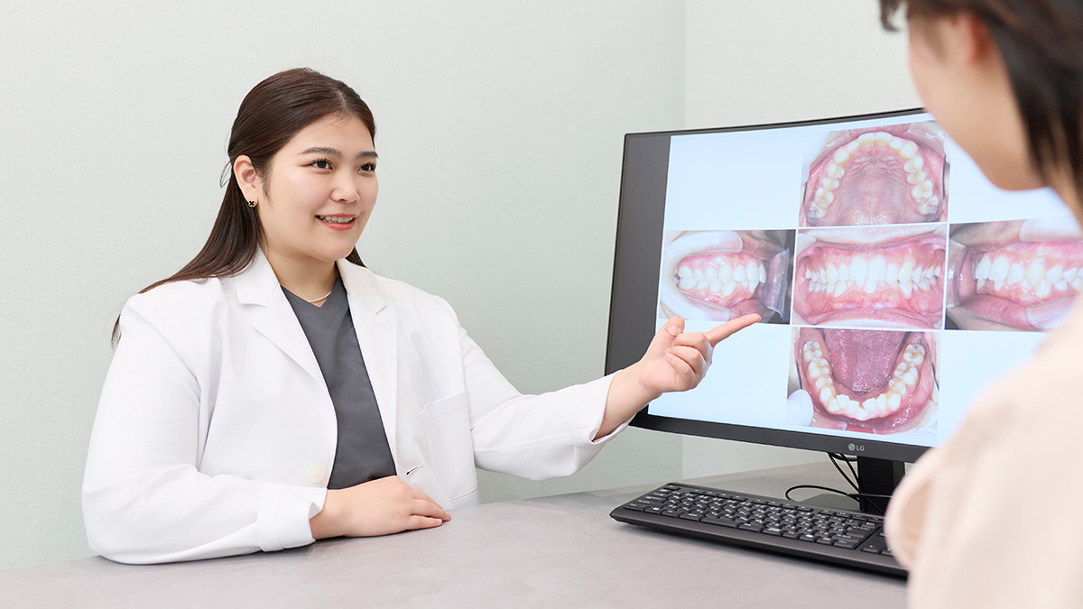 舌側矯正のカウンセリングを行う院内の様子