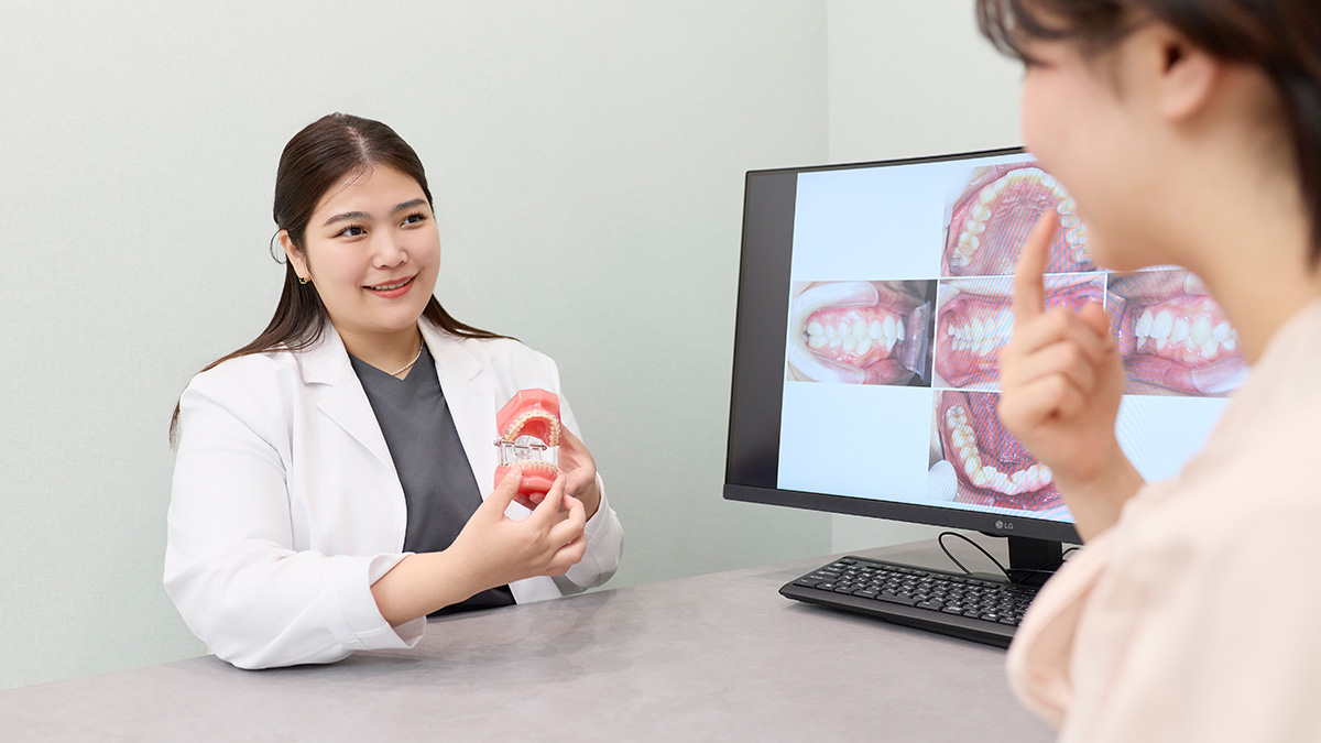 部分矯正のカウンセリングを行う院内の様子